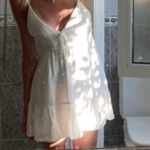 Vit sommarklänning  - Vit sommarklänning från Pull&bear jag köpte förra året! I fint skick, men kommer inte längre till användning. 