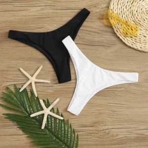 2-pack bikiniunderdelar - 2 bikiniunderdelar i st L. Sitter som M. Aldrig använda då jag råkade köpa 2 par. Plastskyddet sitter alltså kvar! Köpta för 99kr och säljer för 25kr:)  För bilder hur de sitter på,Artikelnummer:782543 på Shein