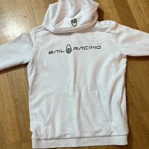 Sail racing hoodie - En vit Hoodie som är för liten för mig nu den är i storlek 170 jag säljer den för 650 kr 