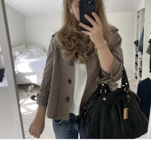 Trekvartsärmad beige jacka - Säljer denna assnygga Trekvartsärmade jacka! 💗 obs! Första bilden är lånad, skriv för fler eller frågor❤️