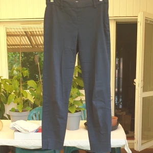 Kostymbyxor - Ett par svarta kostymbyxor från hm. Med en låtsas ficka bak. Dem är använda så lite slitna vid knäna. Det finns en dragkedja i sidan.  Hör av er om ni har några frågor. Kan mötas i Eskilstuna eller skickas på posten. 
