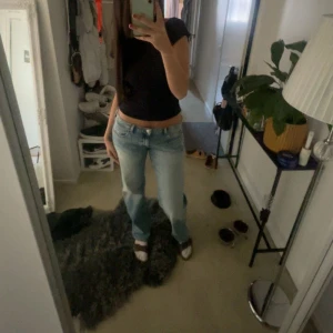 Tommy jeans sophie low waist straight leg - Storlek 31 längd 34 passar mig perfekt som har ca 28/29/ M i byxor och är 180cm, nypris 2000 säljer för 1200 dom är pytte lite slitna, inget man ser men bra att veta! Kan gå ner i pris vid snabb affär❤️