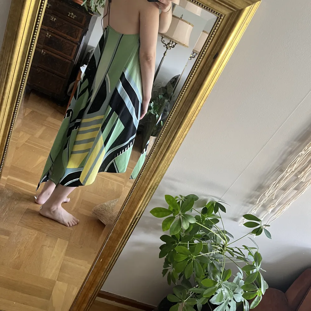 Mönstrad klänning från Weekday. Den är oversized och öppen i ryggen. Använd 2 ggr så i jättegott skick. . Mekot.