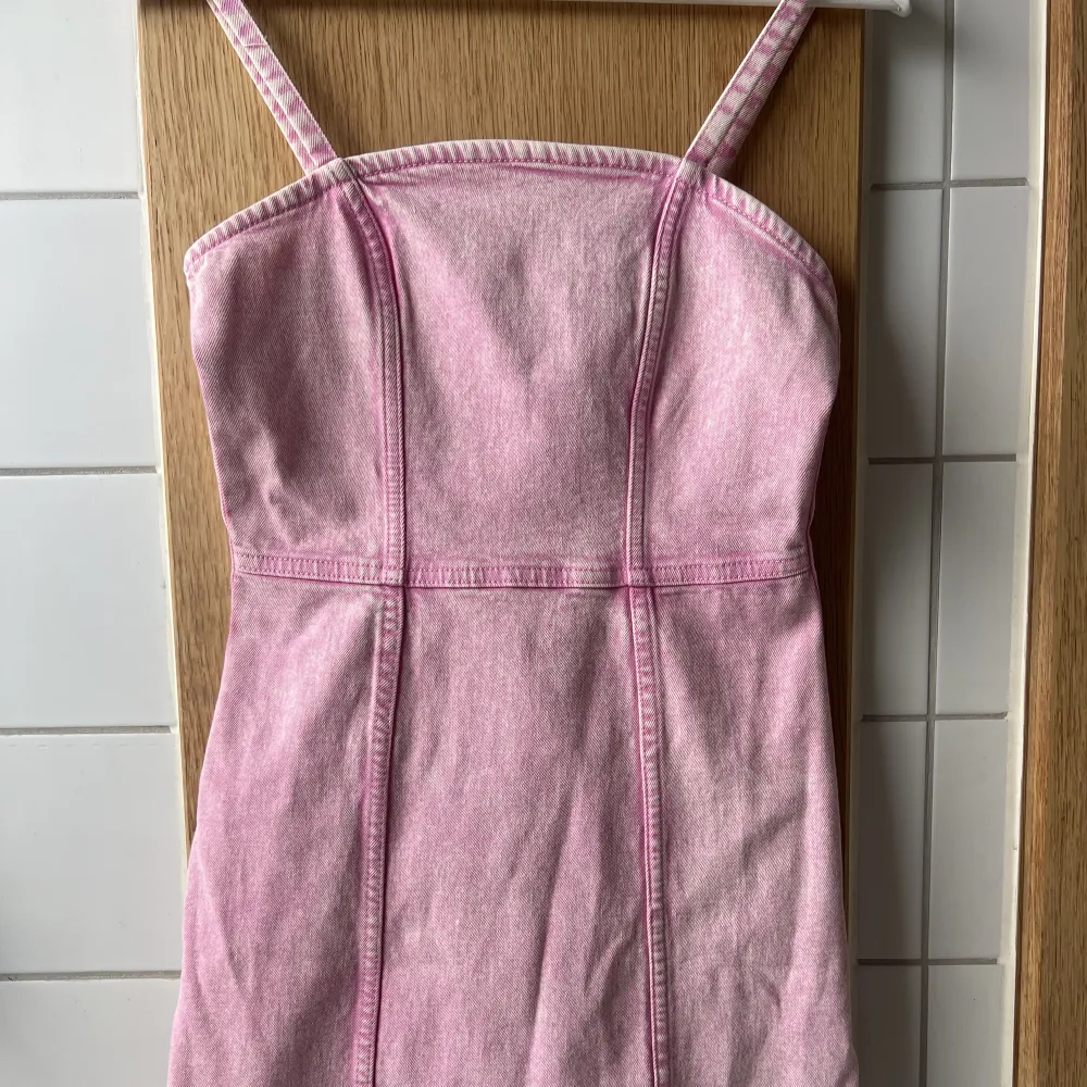 Säljer denna fina rosa jeans klänningen då den inte passar mig längre. Den är från Hm och är i storlek 36. Inte jätte använd så i fint skick! Köpare står för frakt🫶🏻. Klänningar.
