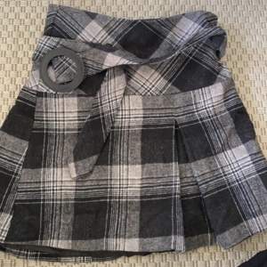 Minikjol i svart/vit färg, bältet går att justera själv. Säljer pga att den inte passar längre :)