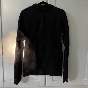 Y-3 zip hoodie - Säljer min Y-3 hoodie. Den är lite solblekt längst ner vid ärmarna, annars i gott skick. 