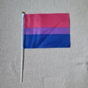 Liten bisexuell flagga. 15x20cm