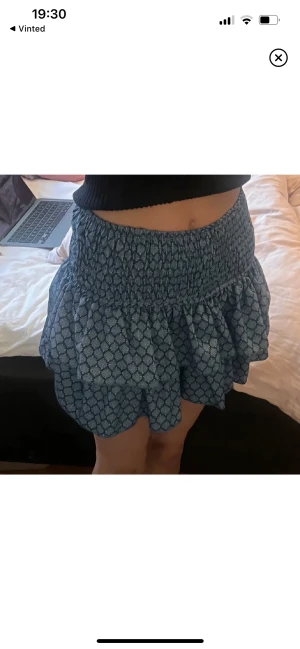 Söt mänstrad volangkjol - Inbyggda shorts. Köp gärna genom ”köp nu”