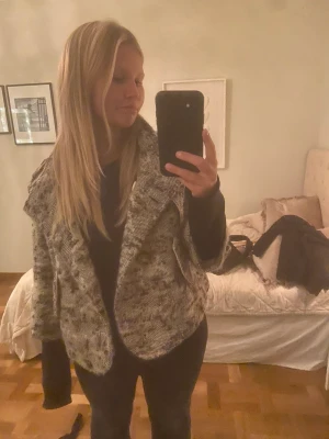 Trekvartsärmad ullkappa - Klicka gärna på köp nu❤️ Förlåt men hur jövla snygg?! Men den har inte kommit till använding så mycket som jag trodde, och nu flyttar jag ut och behlver all plats jag kan få(och pengar). Köp gärna 