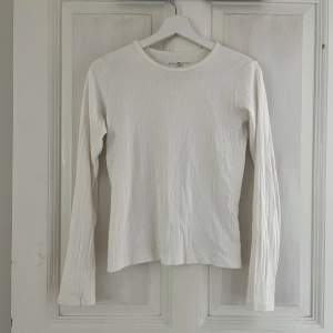 Söt vit långärmad tröja med pointellemönster från Brandy Melville!