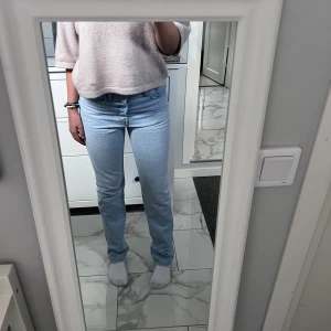 501 levis jeans - Intressekoll på mina ljusblå 501 jeans från levis🩵 Strl w27 l32