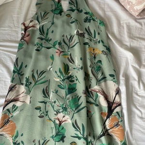 blommig klänning - säljer denna blommiga klänning men vet inte vart den är ifrån. lite finare material och den är knappt använd.  storlek 38 men passar dig som har S. 