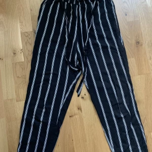 Byxor - Randiga byxor som inte kommer till användning omg längre💓