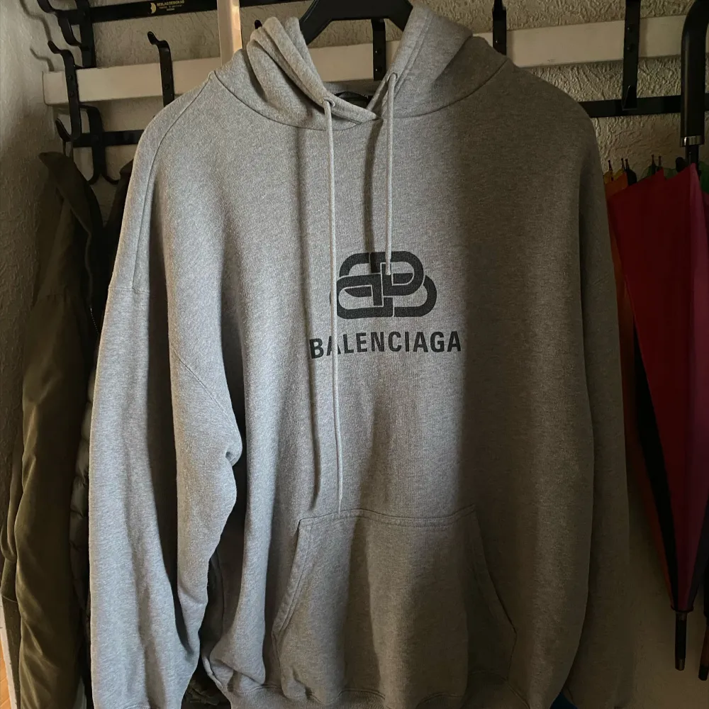 Balenciaga hoodie i storlek M men är som Large. Hämtas i Västerås eller skickas mot fraktkostnad 80:- spårbart. . Hoodies.