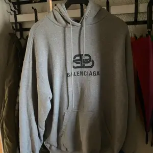 Balenciaga hoodie i storlek M men är som Large. Hämtas i Västerås eller skickas mot fraktkostnad 80:- spårbart. 