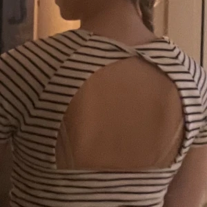 Randig tröja - Randig tröja med öppen rygg från Gina tricot💕