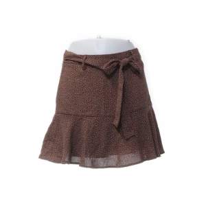 Prickig kjol från stradivarius med inbyggda shorts och snörning i midjan. Storlek L men passar mig som har storlek S🤎🤍