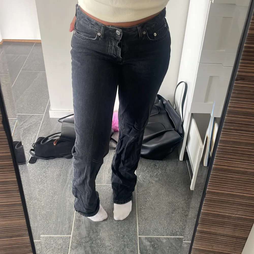 Säljer dessa jeans då dem ej kommer till användning, där av skrynklorna på jeansen… Strl 34 och passar perfekt i längden och jag är 186cm lång. Jeans & Byxor.