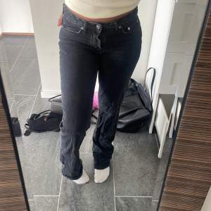 Säljer dessa jeans då dem ej kommer till användning, där av skrynklorna på jeansen… Strl 34 och passar perfekt i längden och jag är 186cm lång