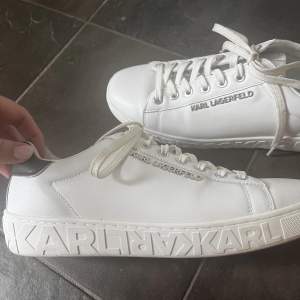 Säljer mina as coola Karl Lagerfeld skor då de inte kommer till användning!💞Endast använda ett fåtal gånger och i riktigt fint skick, perfekta till skolstart❤️‍🔥Nypris: 2225kr Tveka inte om du har några frågor!💞