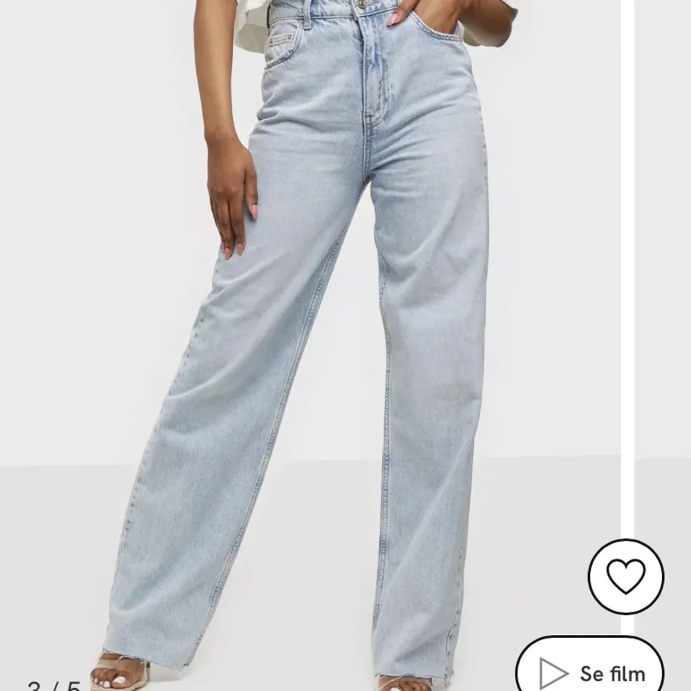 Ljusblå jeans från Gina tricot, modellen Idun. Superfina men säljer eftersom de är försmå. Bra längd för mig som är ca 165 💞. Jeans & Byxor.