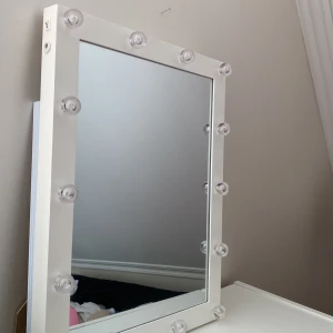 Sminkspegel  - En sminkspegel i bra skick. Inga defekter. Nästan som ny. Inte använd så mycket. Saknar bara en sladd till belysningen men batterier funkar lika bra. Skriv för fler bilder.