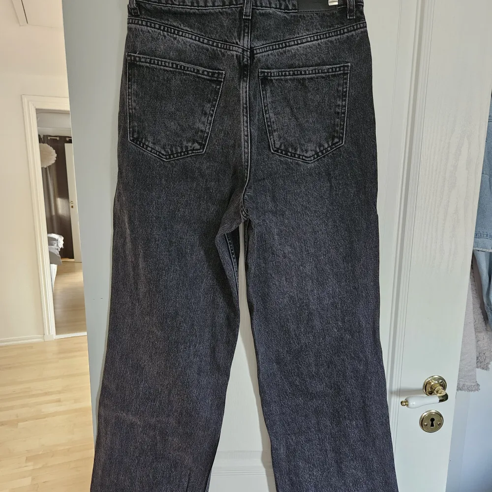 Svarta/gråa jeans från Gina Tricot. Jag har endast använd dem ett fåtal gånger och de är i superbra skick! Storlek 38. Jeans & Byxor.