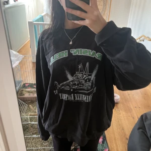 brandy melville sweatshirt - Köpt från brandy melville för flera år sen, använd några fåtal gånger men skicket är som ny! Visas på mig som är en XS-S. Hoodien är ”onesize” men passar flera storlekar beroende på hur man vill att den ska sitta :)