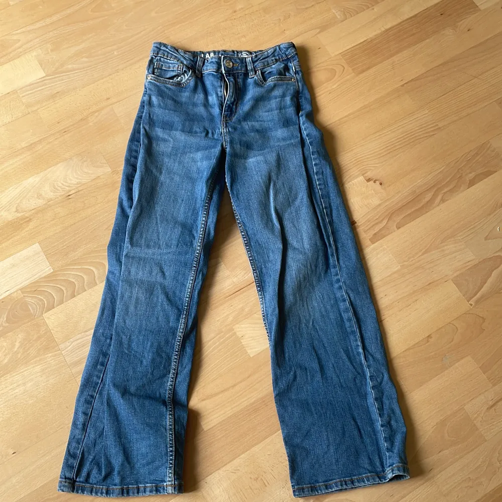 Säljer de här jeansen för att de är för små! Skriv privat om fler bilder behövs ❤️. Jeans & Byxor.