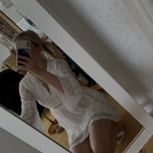 Klänning - Säljer min älskade studentklänning!🥺💕 använt en gång och är i bra skick<3 köpte den i en fysisk mindre butik vars namn jag glömt och märket på klänningen kommer typ inte upp när jag söker men står typ -L’ATELIER- 😅 Storlek S/M:) perfekt till studenten