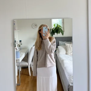 Beige stickad tröja  - Säljer denna beiga stickade tröjan från hm, skriv gärna vid frågor eller för fler bilder🌟