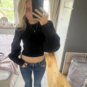 Svart blus - Festlig blus med ballongärmar med väldig fin längd.💞
