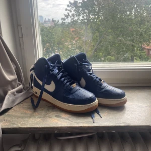 Airforce 1 Höga - Använt dessa kanske 1-2 gånger säljer för jag inte har behov av dem längre. Storlek 43