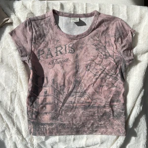 Baby tee - säljer denna söta tröja från Urban outfitters, kommer ej till användning🤍 köpte för 399kr