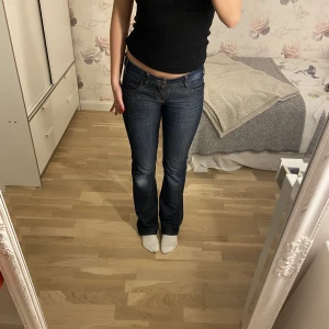 Mavi jeans bootcut - Säljer dessa mavi jeans som är lågmidjade och bootcut, super snygga bra längd på mig som är 170 (frakten ligger på 66kr, tryck inte på köpa nu!!)