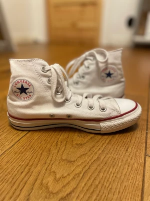 vita convers  - säljer mina vita jätte fina convers🩷