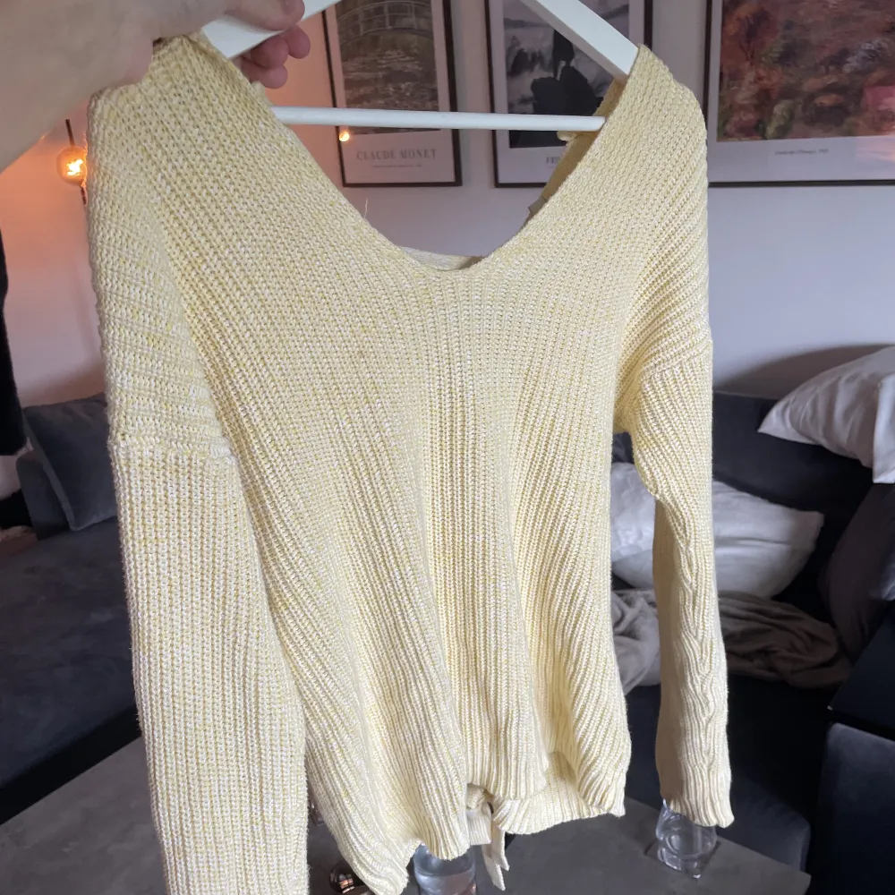Säljer denna stickade tröja i en söt gul färg med en knytning på baksidan, köpt från Nelly och är i jättefint skick! Säljer pga flytt🩷. Tröjor & Koftor.