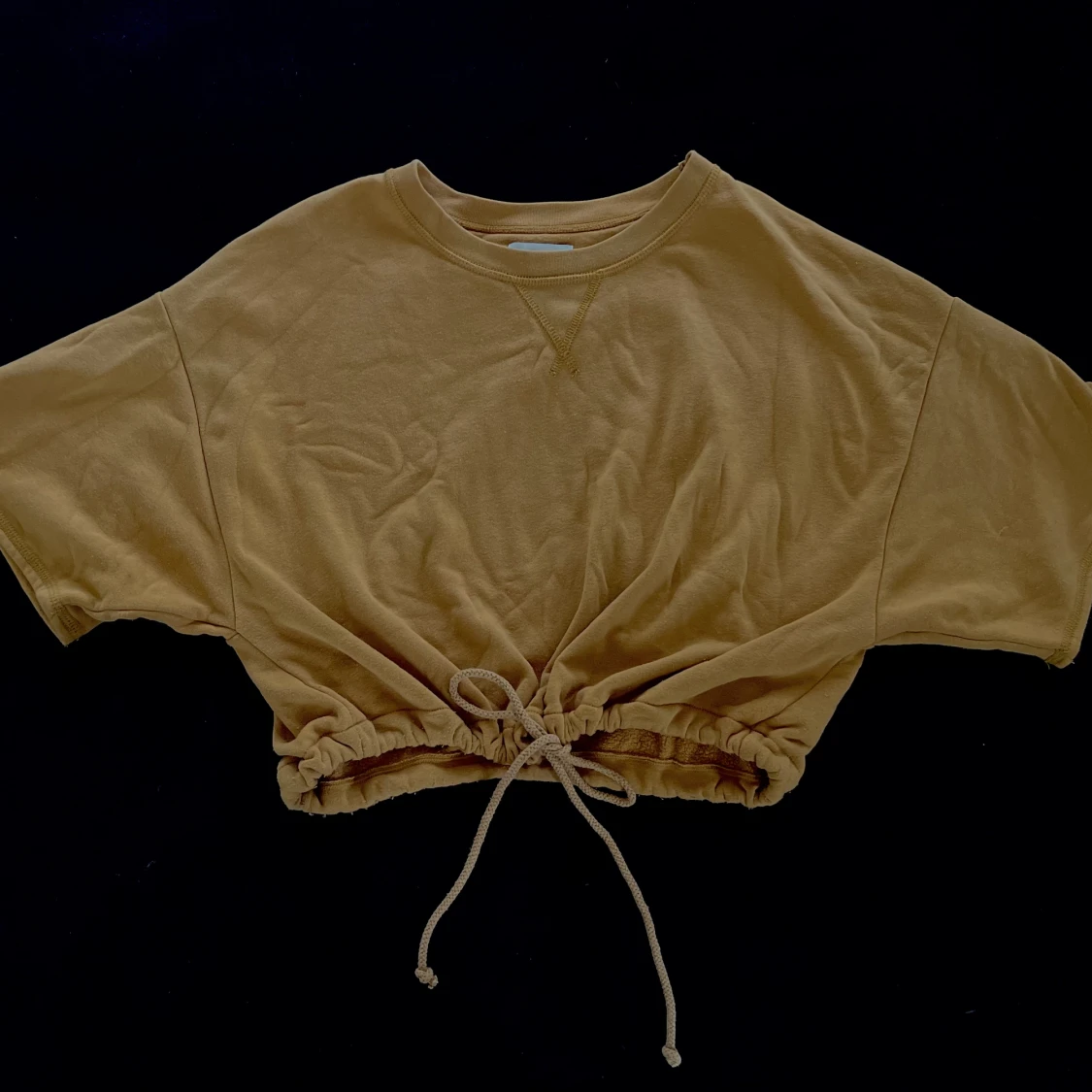 Senapsgul tröja med knytning
