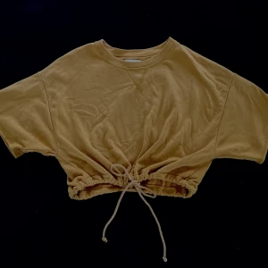 Senapsgul tröja med knytning - Super bra skick köpt i USA från den fina butiken american eagle. 