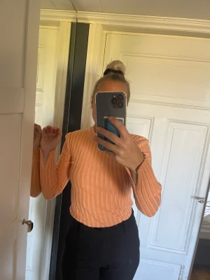 Orange stickad tröja - Använd 1 gång, super fint skick, orange skön stickad tröja. Rensar min garderob så kolla gärna in min garderob, säljer mycket fint !💗