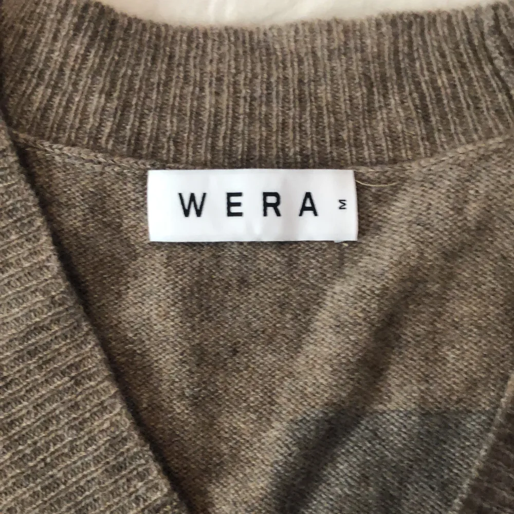 V-ringad brun stickad tröja från Wera. Kan användas som en t-shorts men också som en tjocktröja!💓💛. Tröjor & Koftor.