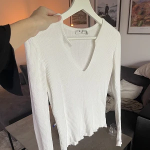 Vit långärmad tröja - Säljer denna jättefina tröja från NA-KD, kommer inte till användning och säljer pga flytt🩷