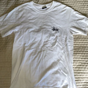 Stussy T-shirt - Vit Stussy T-shirt i mycket bra skick.