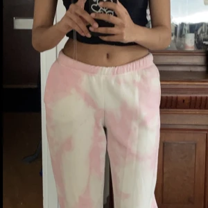 Tie die rosa vit mjukisbyxor - Mjukisbyxor från ginatricot. Nästan aldrig använda så dem är i bra skick. Pris kan diskuteras