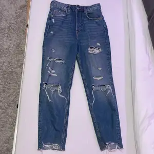 Ett par blåa högmidjade jeans i bra skick🩵Skriv om du har några frågor! :)