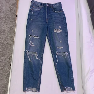ripped jeans - Ett par blåa högmidjade jeans i bra skick🩵Skriv om du har några frågor! :)
