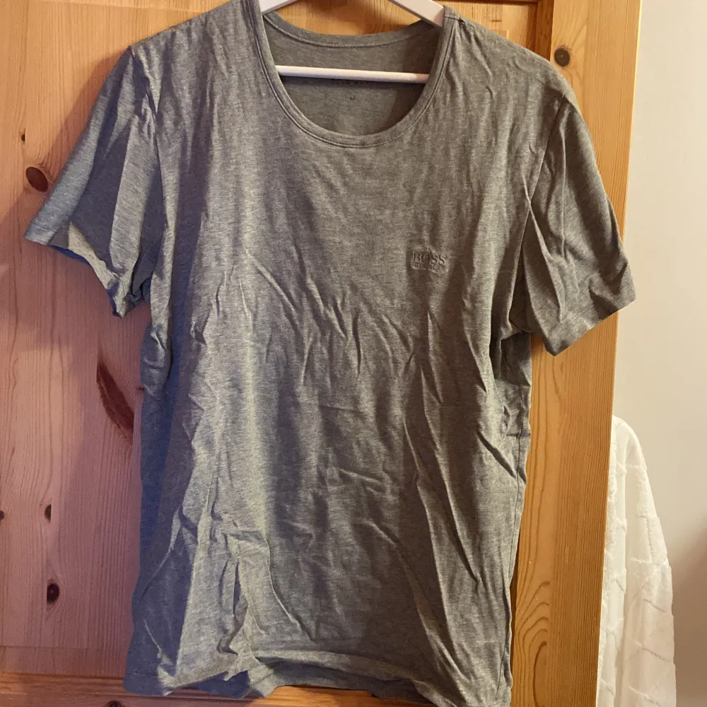 Hugo Boss T-shirt i storlek M. Tröjan är i bra skick och inte använd särskilt mycket. Finns inga hål eller märken. . T-shirts.