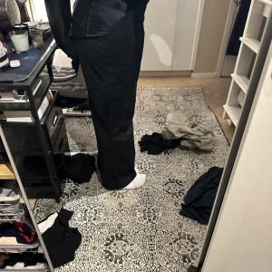 Adsgn cargo byxor  - Svarta adsgn cargo byxor i storlek L. Nyskick använda typ 2-3 ggr. Långa och passar unisex. Storlek L