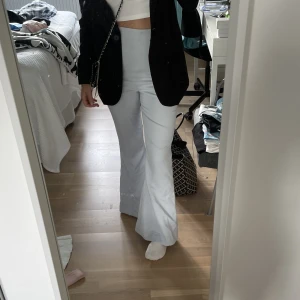 Kostymbyxor  - Ljusblåa kostymbyxor med bootcut från NAKD