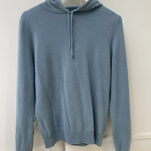 Soft goat hoodie - Intressekoll på min helt slutsålda soft goat hoodie. Nypris 2300kr, nästan aldrig använd. 100% kashmir 